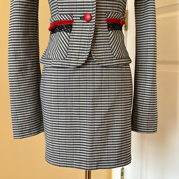 Ladies Suit, includes mini skirt and blazer, size XS - Picture 3 of 7